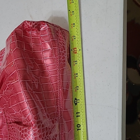 Elegant Pink Crocodile-Embossed Women's Bag - Picture 12 of 14